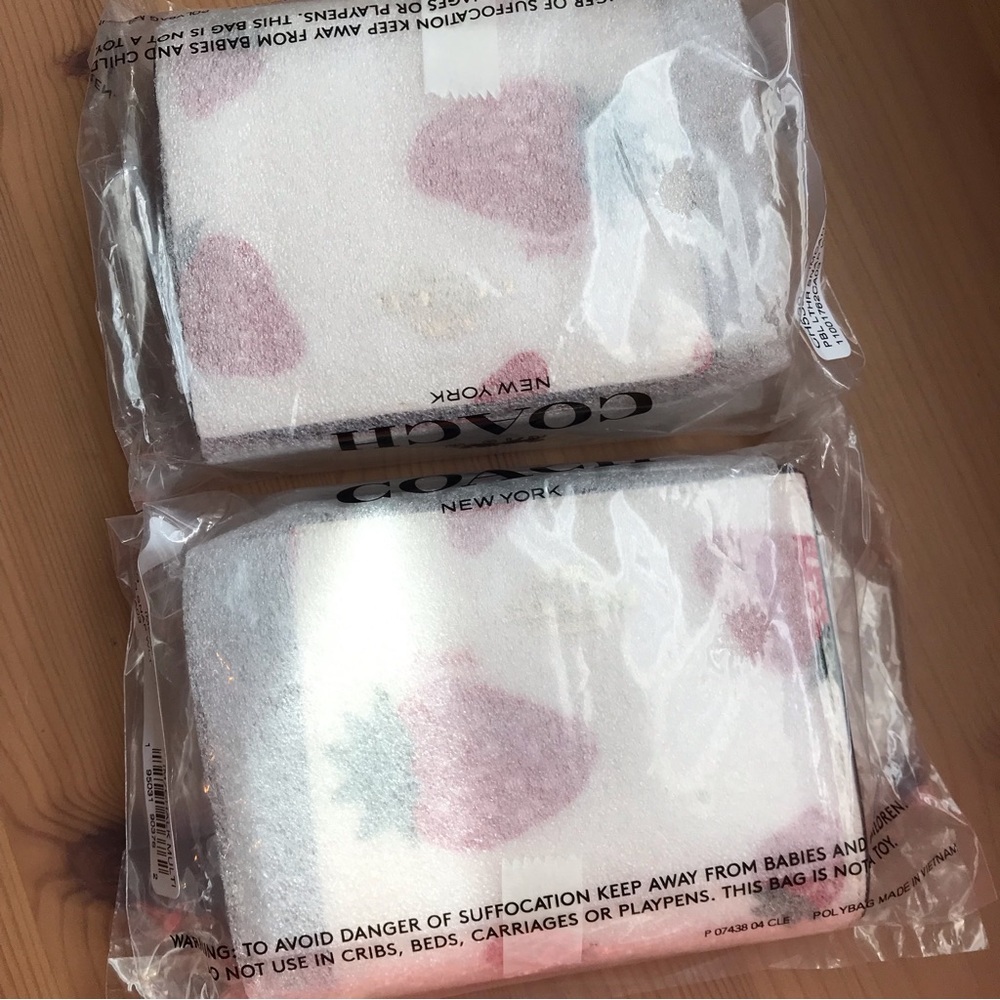 🍓 Coach Snap Wallet With Wild Strawberry Print Gold/Chalk Multi - Picture 13 of 13